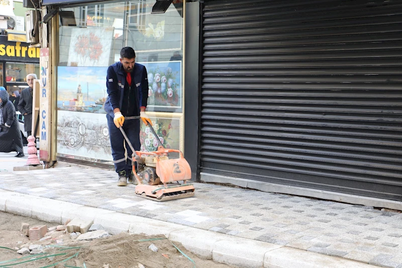 BAŞLAYALI 1 GÜN OLDU AMA AKÇA CAMİİ CADDESİ’NDE ÇALIŞMALAR ÇOK HIZLI İLERLİYOR