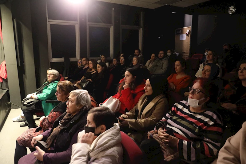 İZMİT SANAT AKADEMİSİ’NDE SAHNELENEN ‘MOLİERE’DEN SEÇMELER’ SANATSEVERLERDEN TAM NOT ALDI