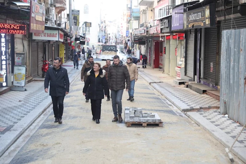 AKÇA CAMİİ CADDESİ ESNAFINDAN HÜRRİYET’E TEŞEKKÜR “1 HAFTADA ÇALIŞMANIN YARISI TAMAMLANDI”