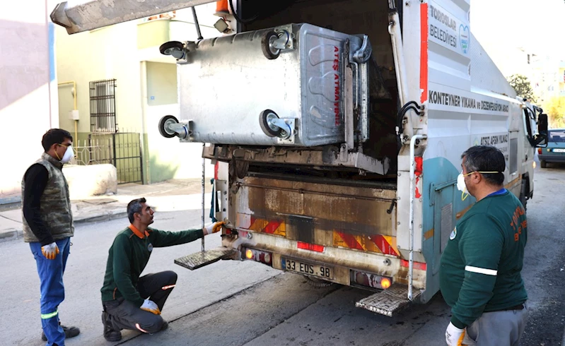 TOROSLAR’DA ÇÖP KONTEYNERLERİ YERİNDE YIKANARAK DEZENFEKTE EDİLİYOR