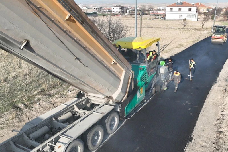 Su, kanalizasyon, doğalgaz ve elektrik alt yapı çalışmalarının sona erdiği Süksün mahallesinde, dumanı üstünde ki sıcak asfalt çalışmaları kaldığı yerden devam ediyor.