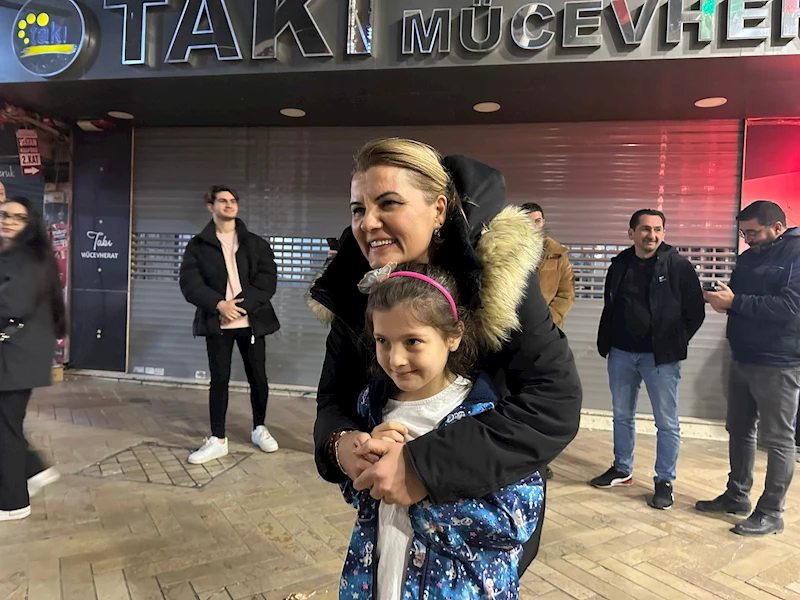 YILBAŞI İÇİN SÜSLENEN KENT MERKEZİNİ GEZEN BAŞKAN HÜRRİYET: “KENTİN CIVIL CIVIL OLMASINI SEVİYORUZ”