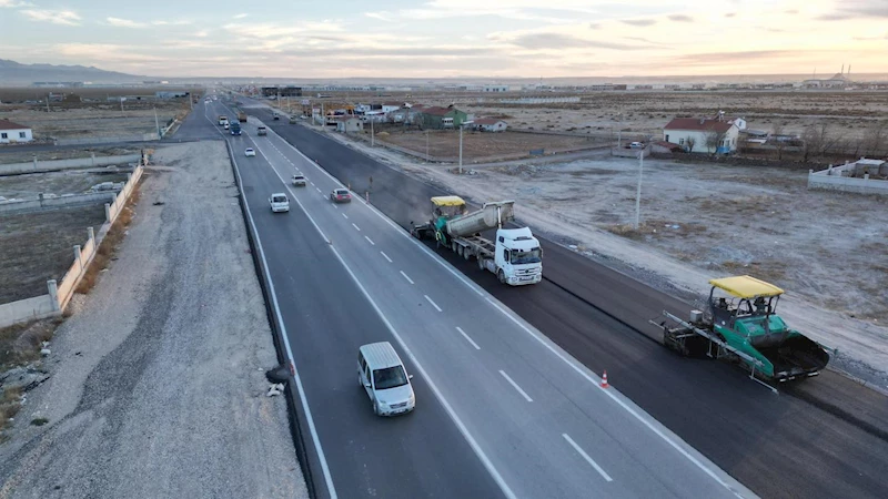 GENİŞLETME ÇALIŞMALARI DEVAM EDEN OSB YOLUNDA SICAK ASFALT SERİMİNE BAŞLANILDI