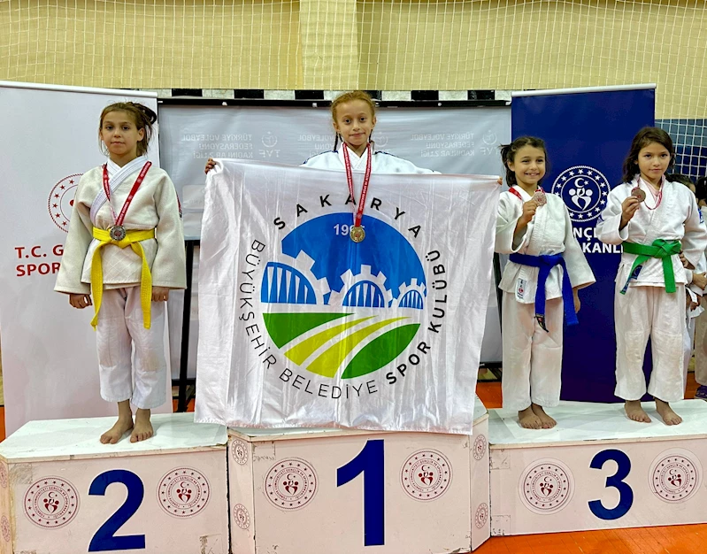 Büyükşehir sporcusu minderden şampiyon ayrıldı