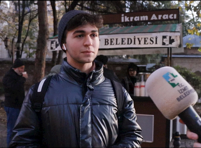 İZMİT BELEDİYESİNİN SICAK ÇORBA HİZMETİ VATANDAŞLARIN İÇİNİ ISITIYOR