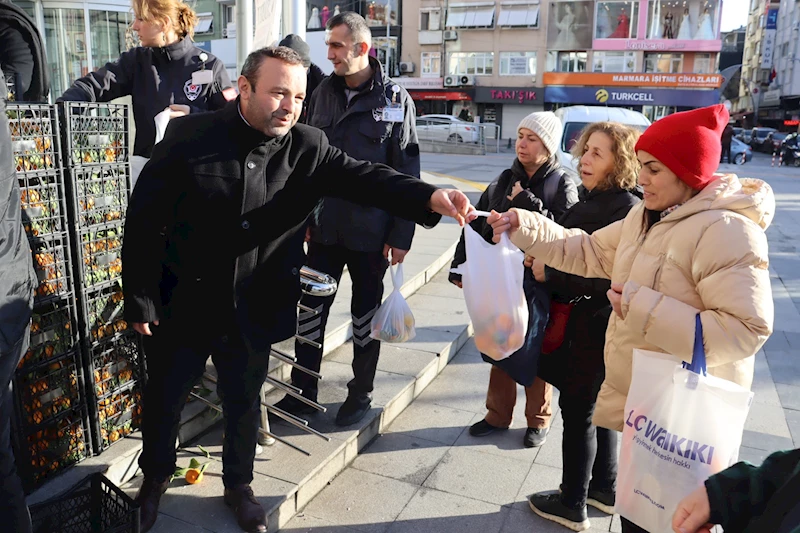 MERSİN MEZİTLİ BELEDİYESİNİN GÖNDERDİĞİ MEYVELER İZMİT HALKINA DAĞITILDI