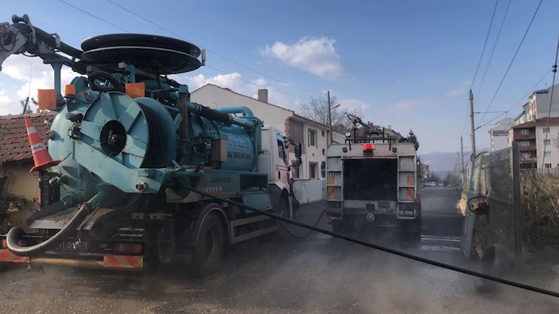 BOZÜYÜK’TE YAĞMUR SUYU HATLARINDA TEMİZLİK