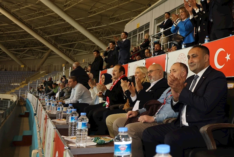 BAŞKAN YILMAZ; “A MİLLİ KADIN FUTBOL TAKIMIMIZLA GURUR DUYUYORUZ. İYİ Kİ VARSINIZ”