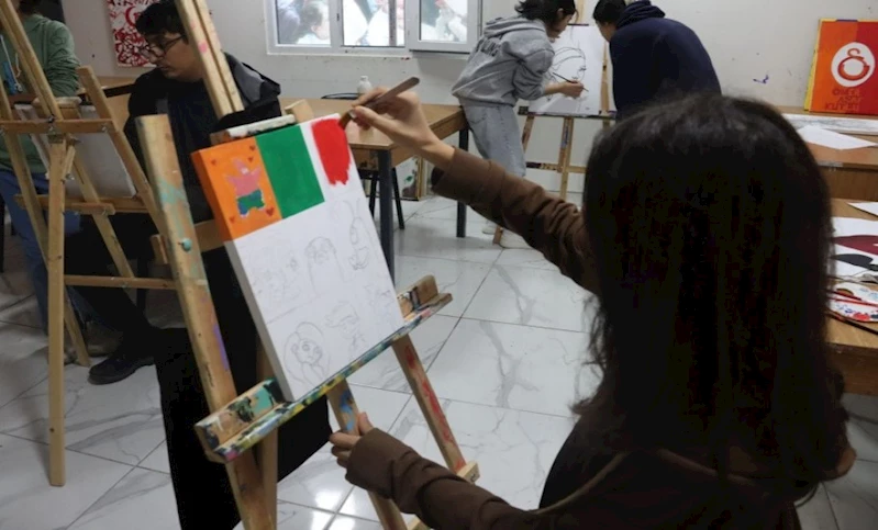 Gençlik Merkezlerinde Gençler, Hem Ders Çalışıp Hem Sanat Öğreniyor
