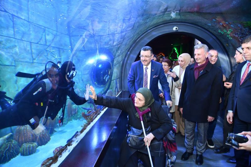 Genç, yaşlılara Trabzon Akvaryum’u gezdirdi!