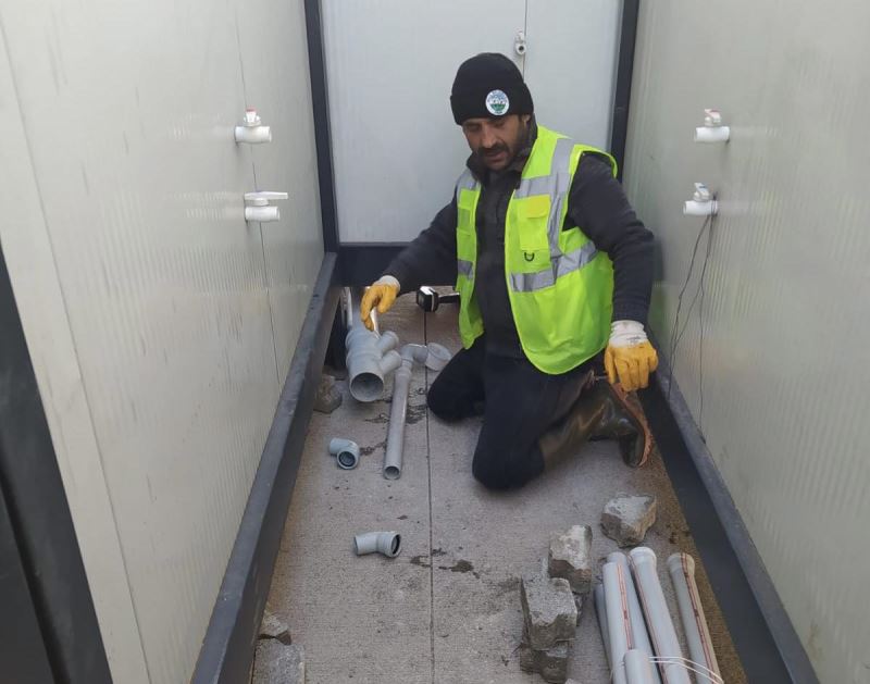 Ekiplerimiz deprem bölgesinde seyyar WC ve konteyner montaj çalışmalarını hızla sürdürüyor.