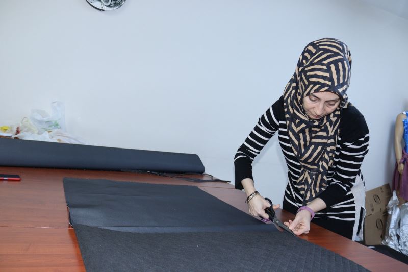 İZMEK’TE KADINLAR DEPREM BÖLGESİ İÇİN UYKU TULUMU ÜRETİYOR
