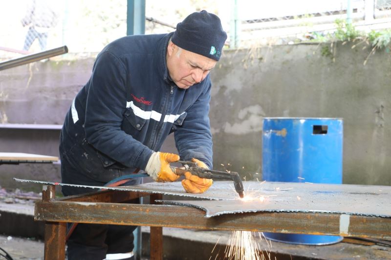 İZMİT BELEDİYESİ ATÖLYELERİ DEPREMZEDELER İÇİN SOBA ÜRETİYOR