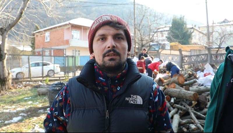KARTEPELİ VATANDAŞLAR, İZMİT BELEDİYESİ ARACILIĞIYLA DEPREM BÖLGESİNE ODUN VE KÖMÜR GÖNDERİYOR