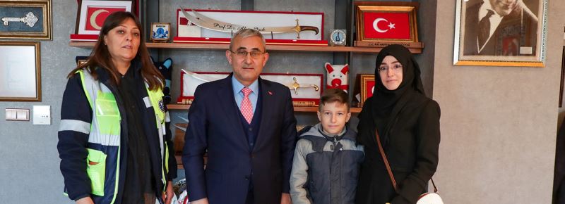 KUMBARASINI BAĞIŞLAYAN ÖMER FARUK’A BAŞKANIMIZ IŞIK’TAN JEST
