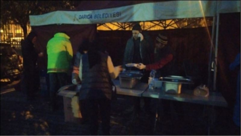 DARICA BELEDİYESİ, DEPREMZEDELERE SICAK YEMEK DAĞITIYOR