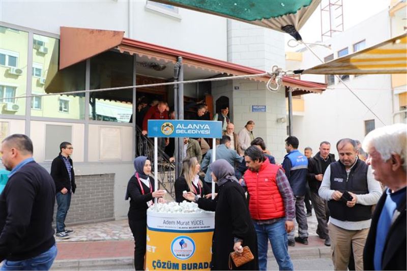 ALANYA BELEDİYESİ PAZAR YERİ VE CAMİLERDE MİRAÇ KANDİLİ KAPSAMINDA LOKUM DAĞITTI