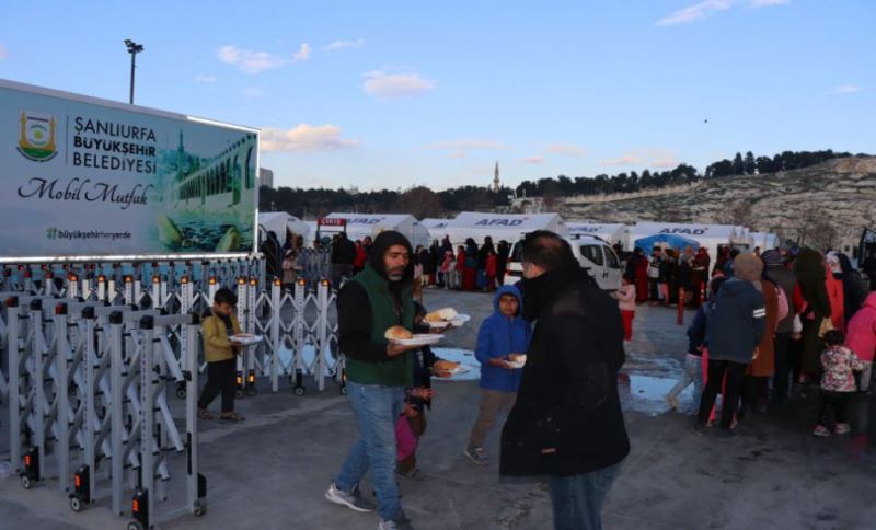 Büyükşehir’den Her Gün Binlerce Depremzedeye Sıcak Yemek