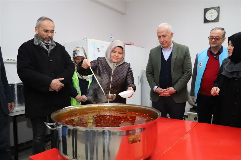 BAŞKAN GÜLTAK, OCAKLARIN DEPREMZEDELER İÇİN YANDIĞI YEMEKHANEYİ ZİYARET ETTİ