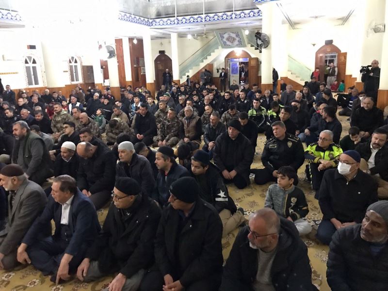 TOROSLAR BELEDİYESİ, İLÇEDEKİ TÜM CAMİLERDE DEPREMDE HAYATINI KAYBEDEN VATANDAŞLAR İÇİN MEVLİD OKUTTU