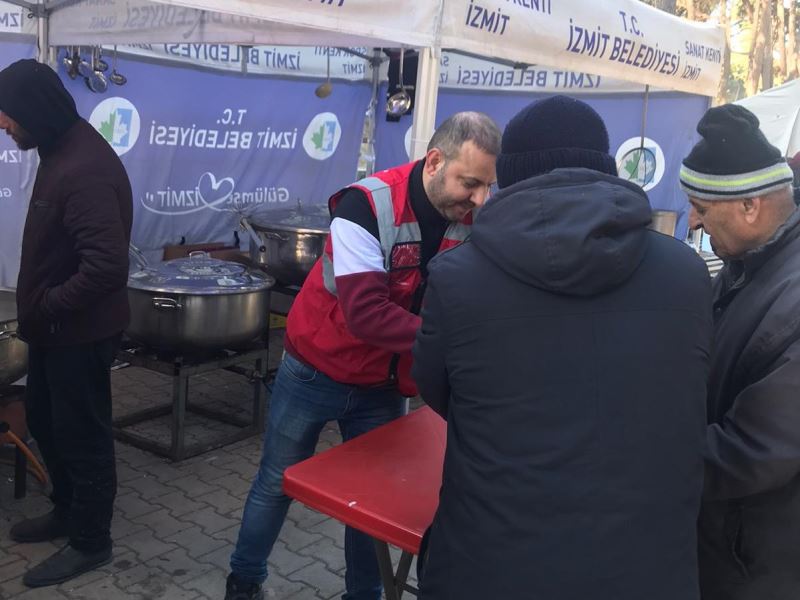 İZMİT BELEDİYESİ AŞEVİ, DEFNE’DE GÜNDE 7 BİN KİŞİYE SICAK YEMEK DAĞITIYOR