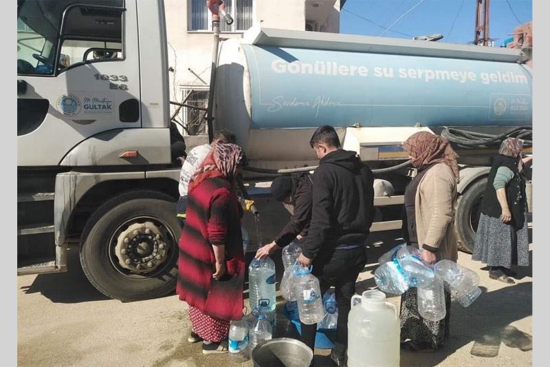 AKDENİZ BELEDİYESİ DEPREMZEDELERİN TEMİZ SU İHTİYACINI KARŞILAMAYA DEVAM EDİYOR