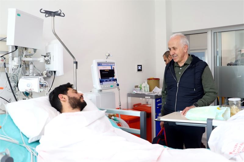 BAŞKAN GÜLTAK, DEPREMZEDE AVCI ÇİFTİNİ HASTANEDE ZİYARET ETTİ
