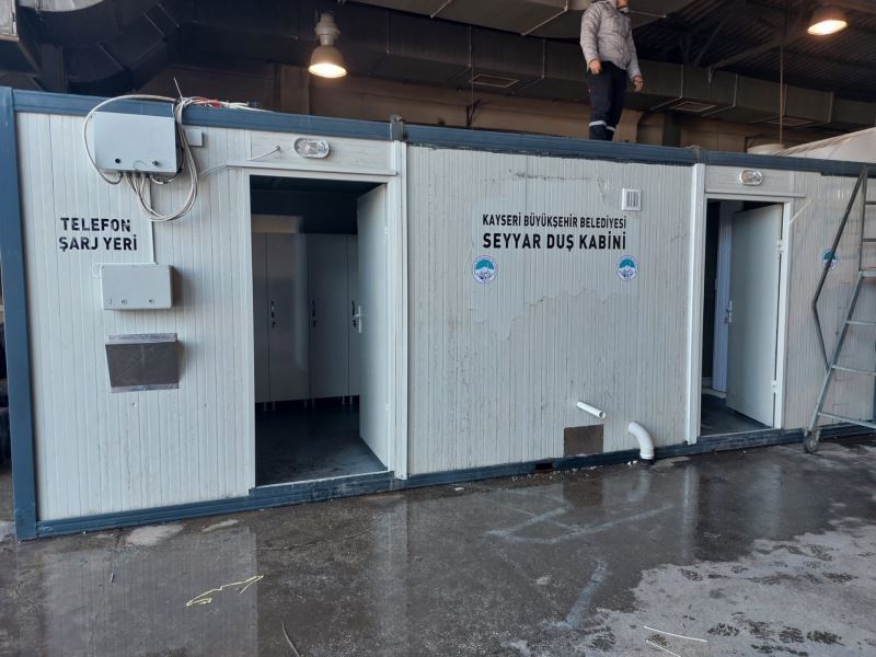 Büyükşehir, 2 Günde Hazırladığı 8 Duş, 2 WC’li Seyyar Duş Kabinini Deprem Bölgesine Gönderdi