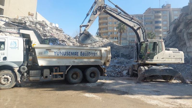 YUNUSEMRE DEPREM BÖLGESİNDEKİ ÇALIŞMALARA DESTEK VERİYOR