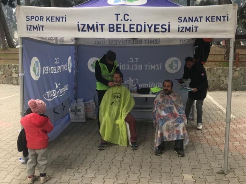 KOCAELİ KUAFÖRLER VE BERBERLER ODALARI İŞBİRLİĞİ İLE İZMİT BELEDİYESİ STANTLARINDA DEPREMZEDELERE ÜCRETSİZ SAÇ TIRAŞI HİZMETİ BAŞLADI