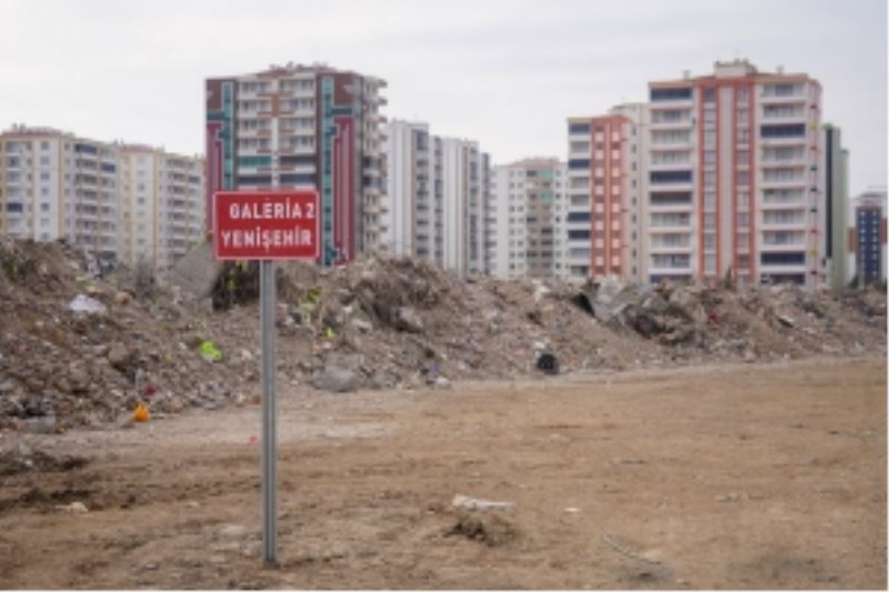 Depremde yıkılan binaların molozları korunuyor