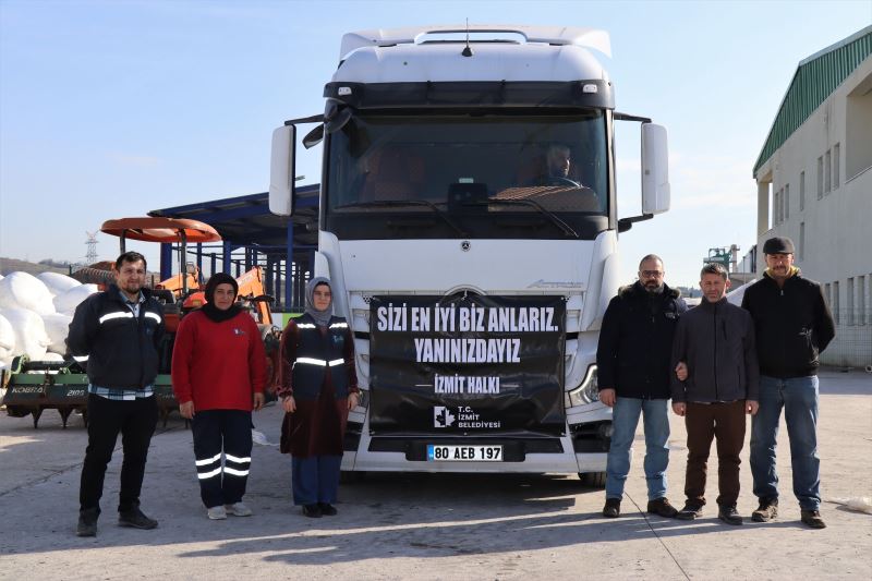 DEPREM BÖLGESİNDEKİ ÇİFTÇİYİ UNUTMAYAN İZMİT BELEDİYESİNDEN KAHRAMANMARAŞ’A ÜÇ TIR DOLUSU BÜYÜKBAŞ VE KÜÇÜKBAŞ HAYVAN YEMİ DESTEĞİ