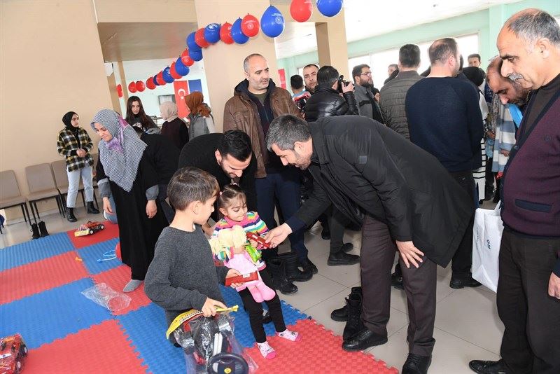ASYA ÇİFTİ, DEPREMZEDELERİ ZİYARET ETTİ