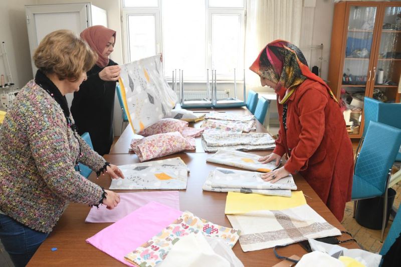 DEPREMZEDELER İÇİN EV TEKSTİL ÜRÜNLERİ AKMEK VE KADIN AKTİVİTE MERKEZLERİNDE ÜRETİLİYOR
