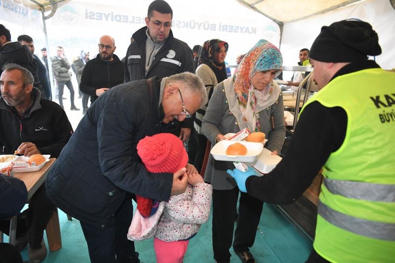 Kayseri Büyükşehir, İlk Konteyner Kentte Sıcak Yemek Dağıtıyor