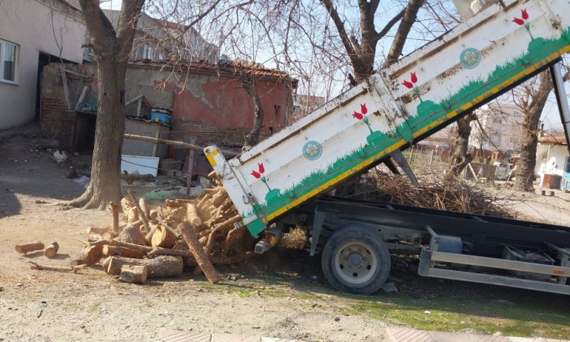 Büyükşehir Belediyesinden Depremzedelere Yakacak Yardımı