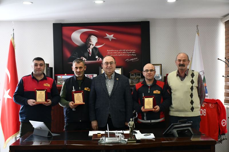 BAŞKAN ELÇİN’DEN ARAMA KURTARMA EKİBİNE PLAKET