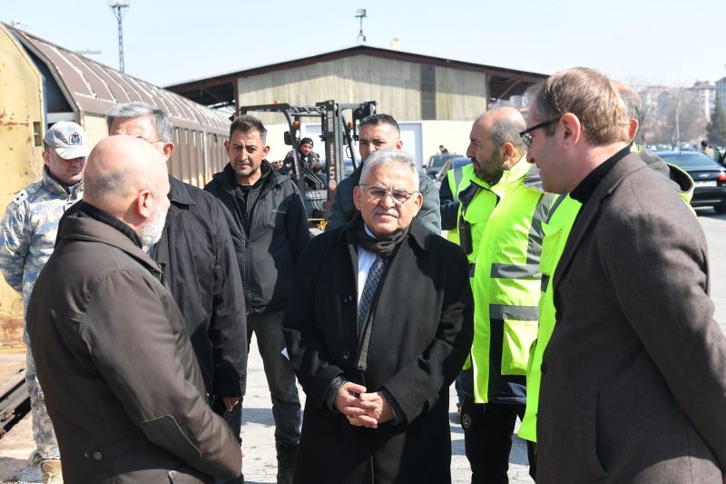 Kayseri Tren Garı’nı Ziyaret Eden Büyükkılıç, Yardım Çalışmaları Hakkında Bilgi Aldı