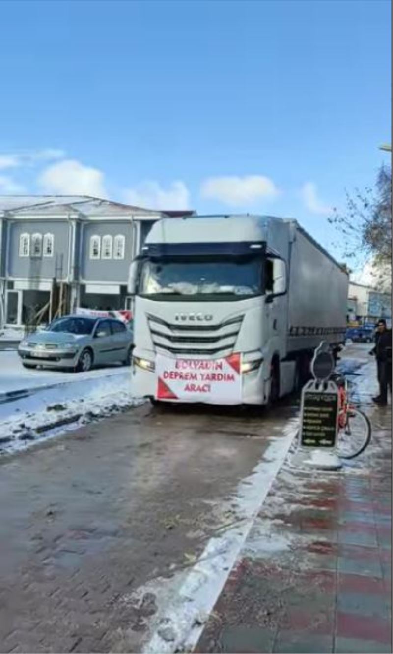 DEPREMDE ZARAR GÖREN KARDEŞLERİMİZE 25 TIR VE KAMYONDAN OLUŞAN İNSANİ YARDIM MALZEMESİ GÖNDERİLDİ