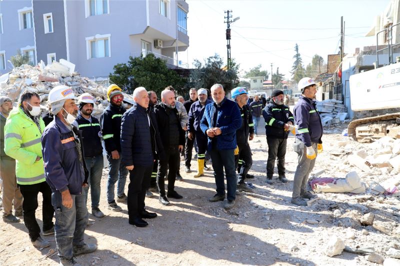AKDENİZ BELEDİYESİ, DEPREMZEDE VATANDAŞLARIN İHTİYACINI KARŞILAMAYA DEVAM EDİYOR