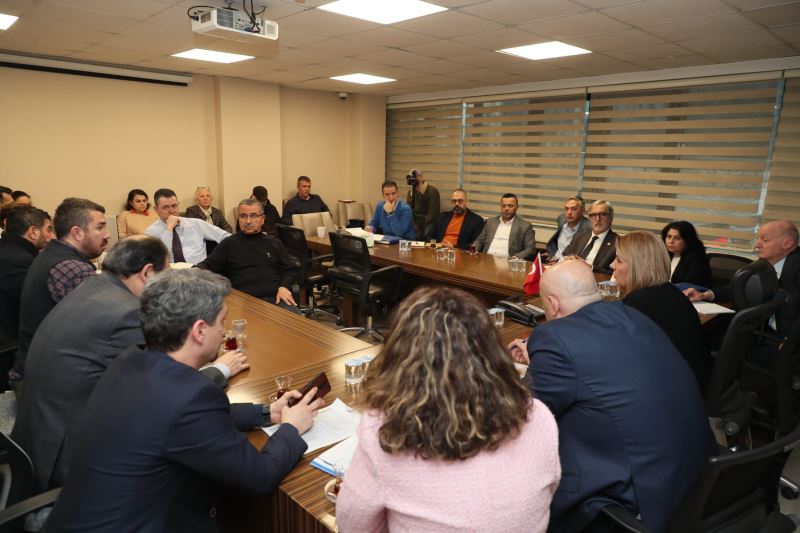 BAŞKAN HÜRRİYET, DEPREM BÖLGESİNDE KURULACAK ÇADIR KENTLERLE İLGİLİ YÖNETİCİLERİYLE BİR ARAYA GELDİ