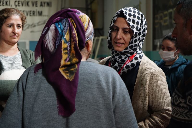 YOĞUN GÖÇÜN YAŞANDIĞI TARSUS’TA DEPREMDEN ETKİLENEN AİLELER SAĞLIK TARAMASINDAN GEÇTİ