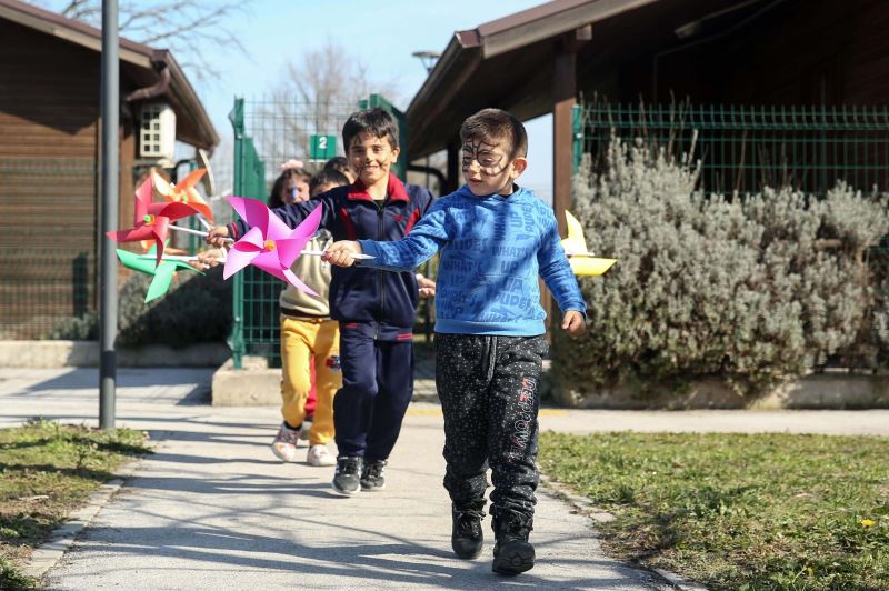 Depremzede çocuklara oyun ve atölyelerle moral