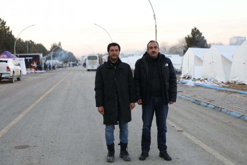 Belediye Başkanımız Av. Mustafa İlmek, enkaz kaldırma çalışmaları için koordinasyon amacıyla görevlendirildiği Göksun ilçesinde çalışmalarının ardından depremin ilk gününden