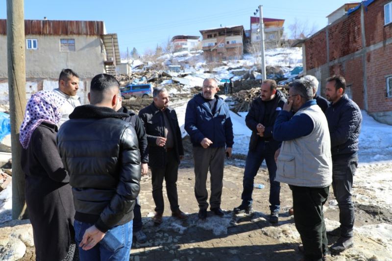 Belediye Başkanımız Av. Mustafa İlmek, Develi ve Hacılar Belediye Başkanlarımızla birlikte enkaz kaldırma çalışmaları için görevlendirildiğimiz Göksun