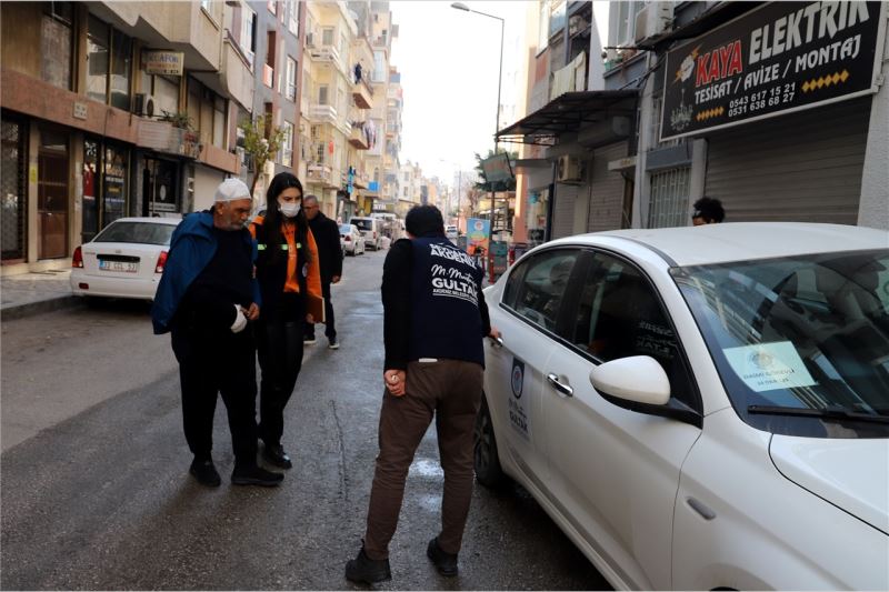 AKDENİZ BELEDİYESİ, TEDAVİSİ SÜREN DEPREMZEDE VATANDAŞLARI HASTANELERE ULAŞTIRIYOR