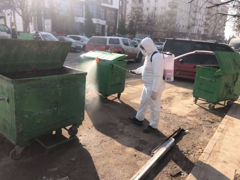 MELİKGAZİ BELEDİYESİ, SALGIN HASTALIKLARA KARŞI AFET BÖLGESİNDE DEZENFEKTE VE İLAÇLAMA ÇALIŞMASI YAPTI