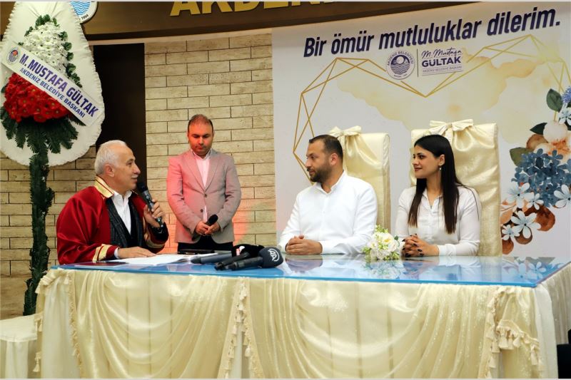 BAŞKAN GÜLTAK, HATAY’DAN GELEN DEPREMZEDE ÇİFTLERİN NİKÂHINI KIYDI