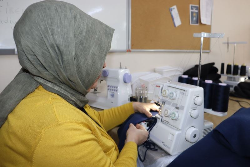 İZMEK’TE KADINLAR DEPREM BÖLGESİNDEKİ ÇOCUKLAR İÇİN EŞOFMAN TAKIMI ÜRETİYOR