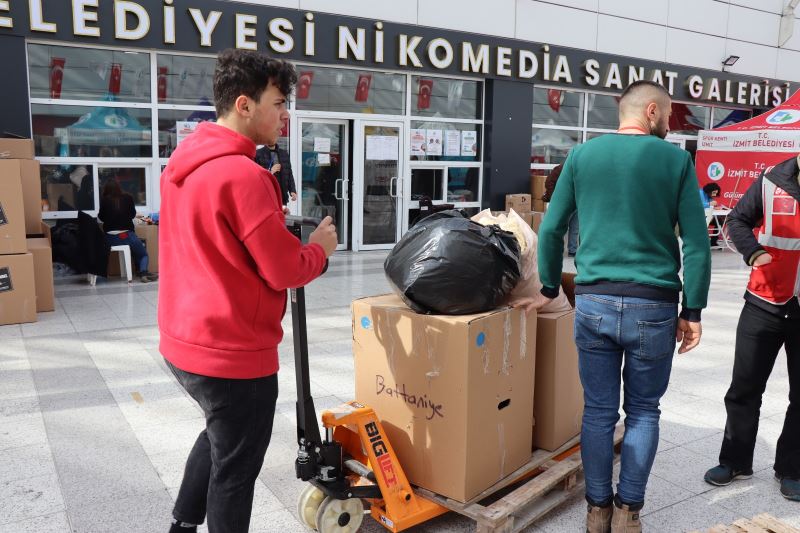 İZMİT BELEDİYESİNİN DEPREMZEDE DESTEK NOKTASI AFETZEDELERE HİZMET VERMEYE DEVAM EDİYOR